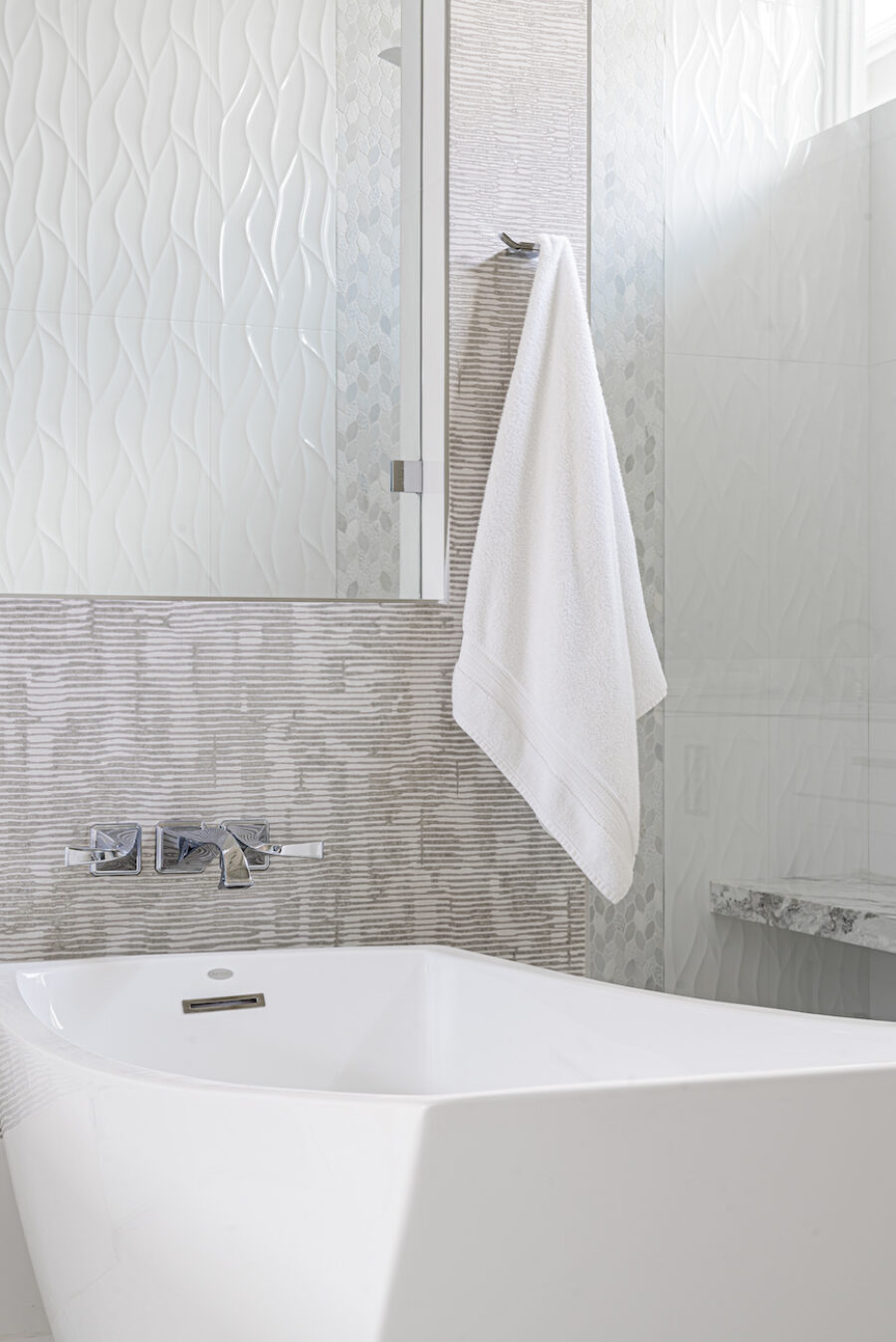 bathroom-design-bathtub-detail-tile-backsplash