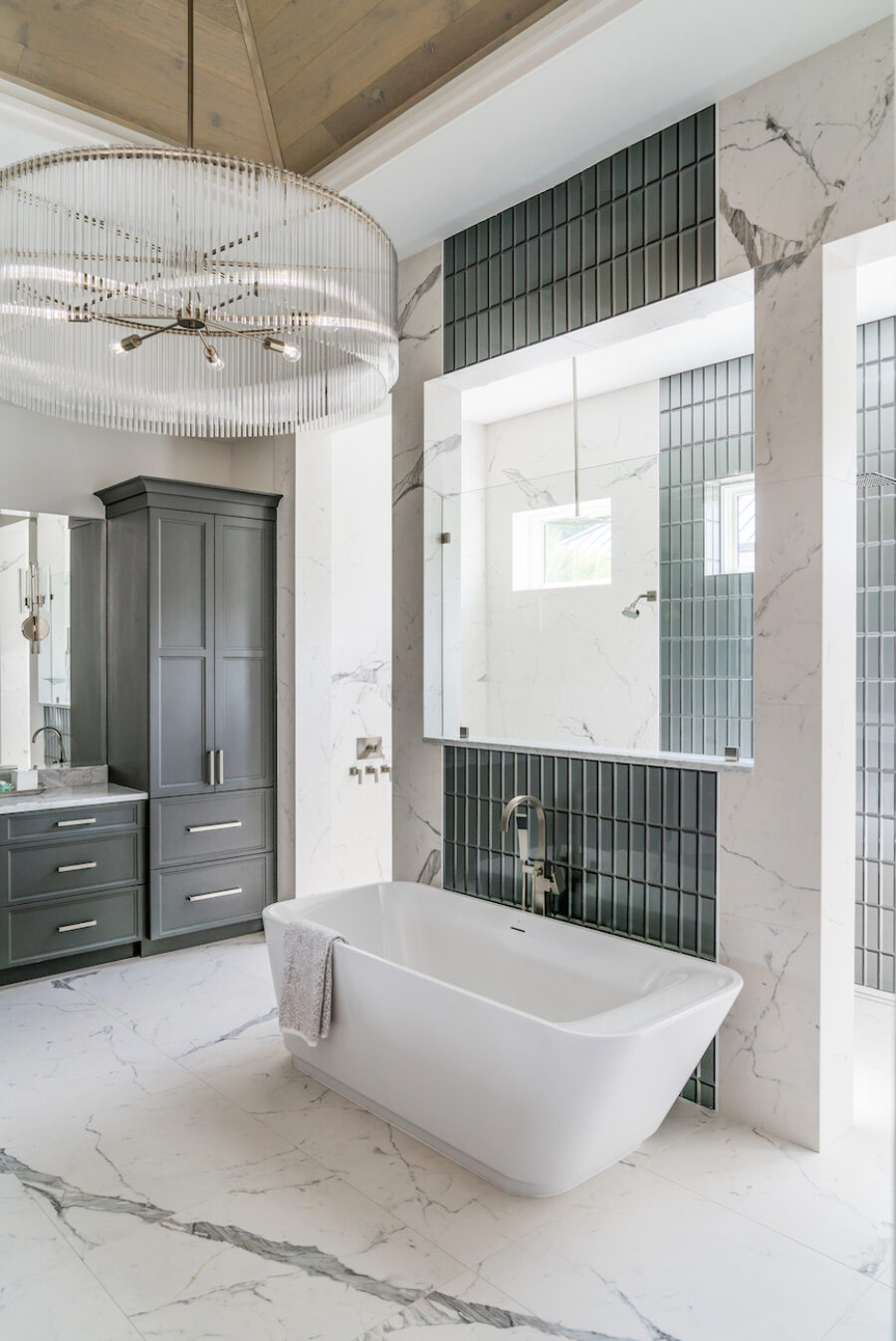 bathroom-design-large-chandelier-bathtub