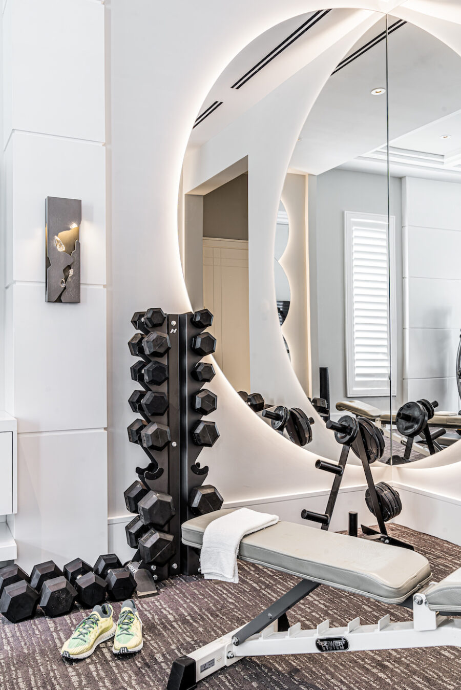 home-gym-design-large-round-mirror