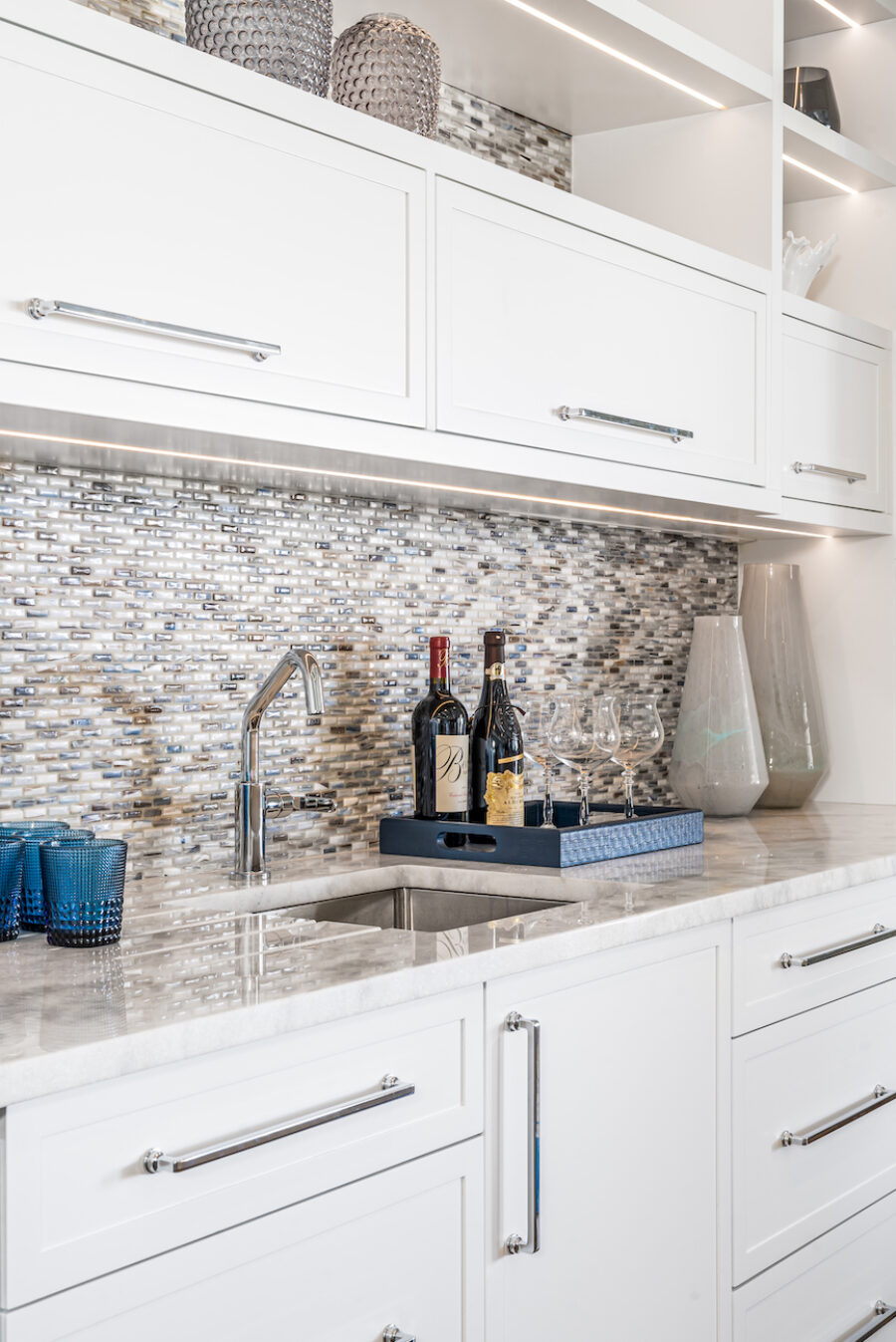 interior-design-tile-backsplash-white-cabinetry-stainless-hardware