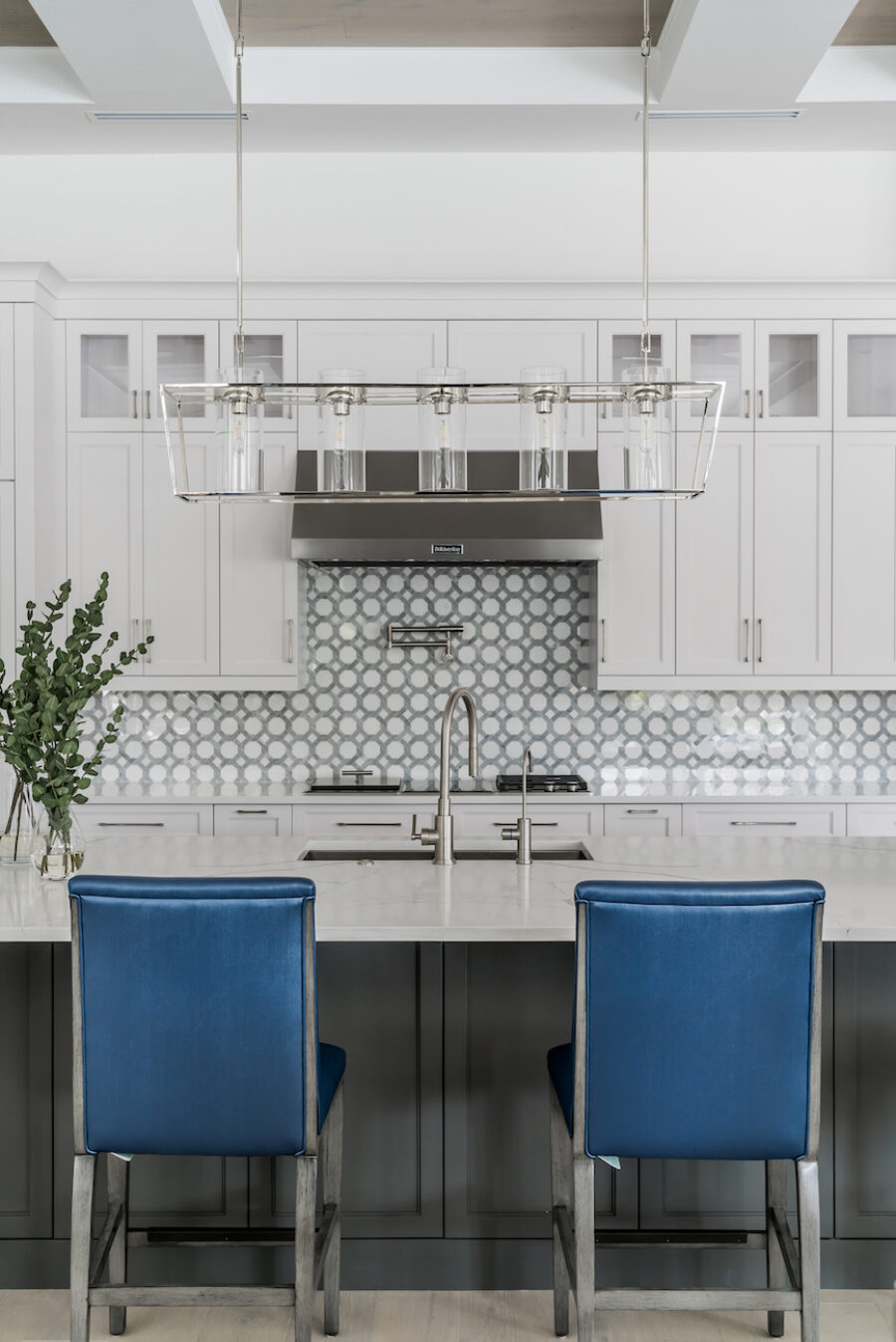 kitchen-design-blue-stools-kitchen-island