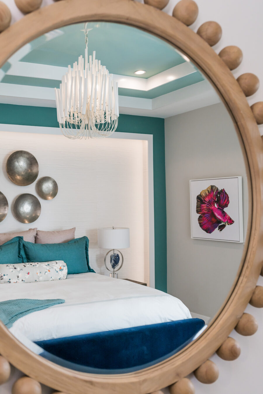 round-wooden-mirror-detail-bedroom-design