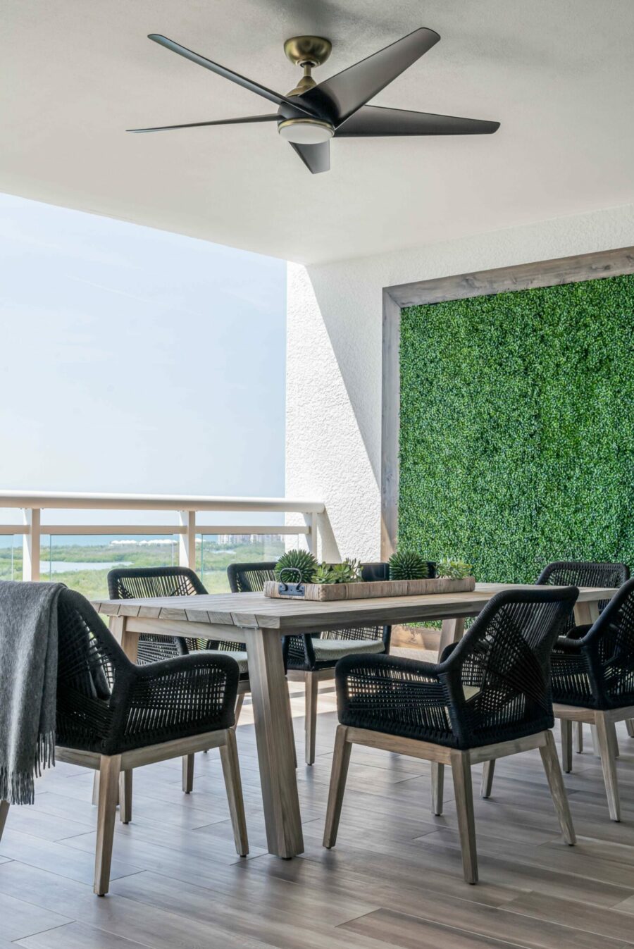 custom-green-wall-outdoor-design